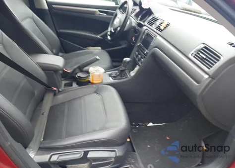 2017 Volkswagen Passat 1.8T R-Line z USA, uszkodzony, nr VIN 1VWDT7A38HC057399